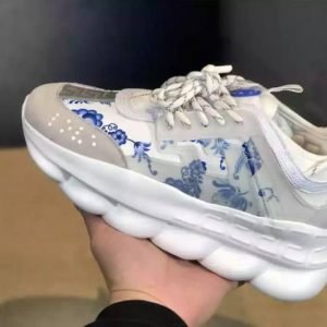 zap-ver-uni-2020-28-zapatillas-unisex-versace-chain-reaction-blanco-estampado-azul--base-blanco