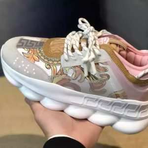 zap-ver-uni-2020-31-zapatillas-unisex-versace-chain-reaction-blanco-estampado-rosa-base-blanco